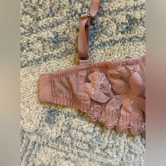 Victoria’s Secret Floral Unlined Deep Plunge Underwire Bra Pale Pink size 34 DD - Picture 9 of 12